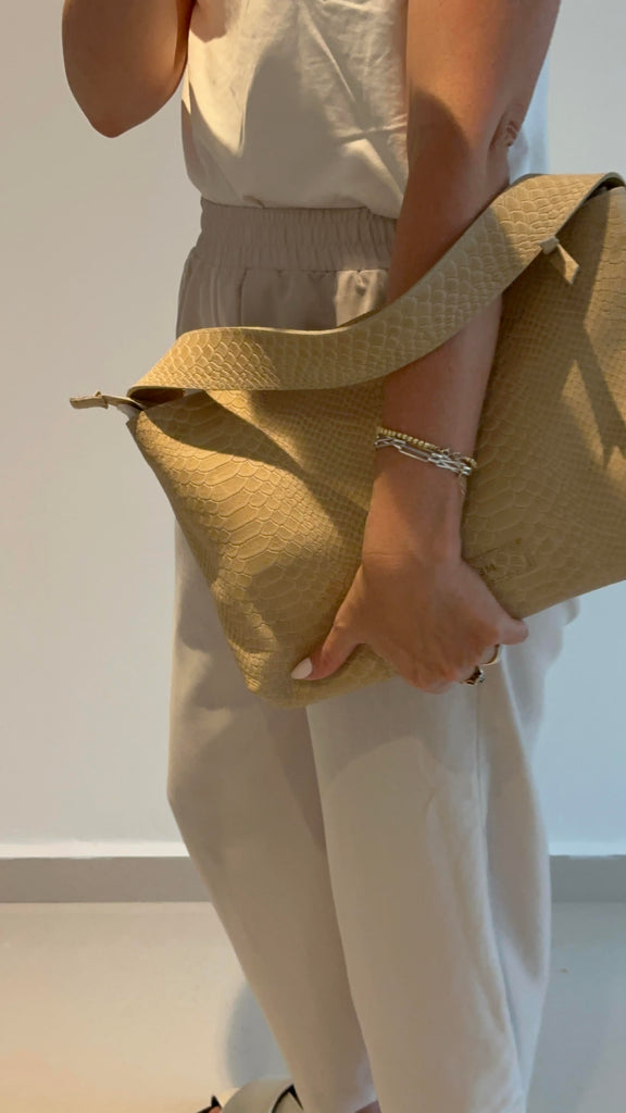 Venus bag sand leather with textured finish